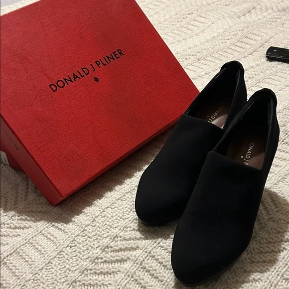 Donald J. Pliner Black Heels with Textured Detail - Picture 3 of 4